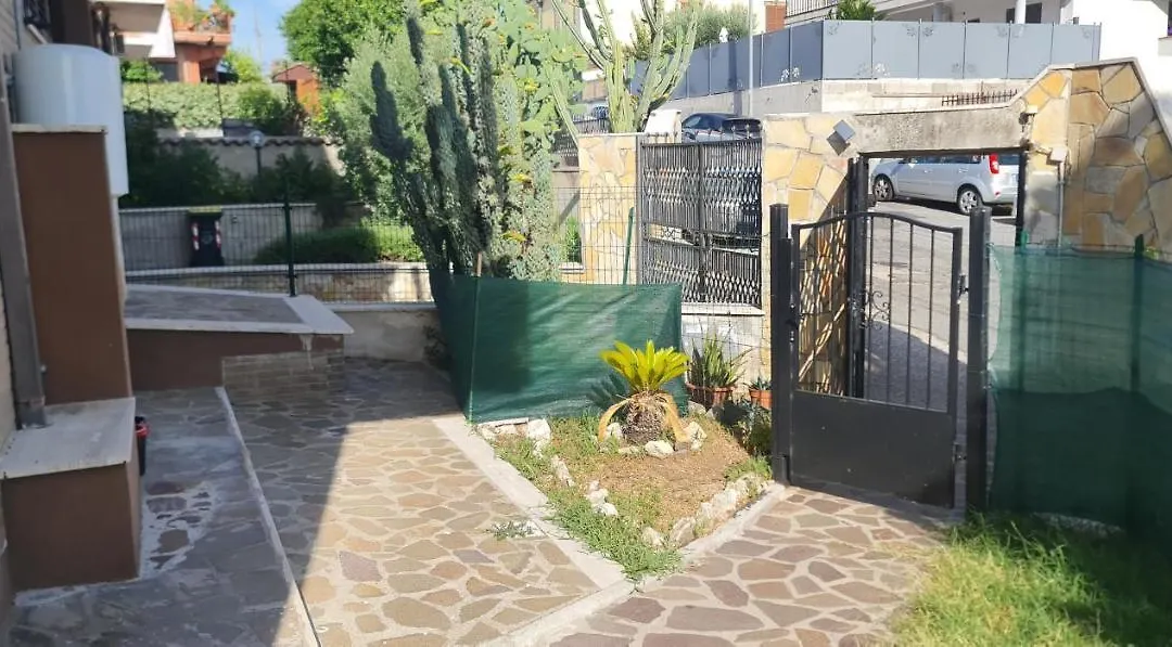 Appartamento con giardino Roma-1